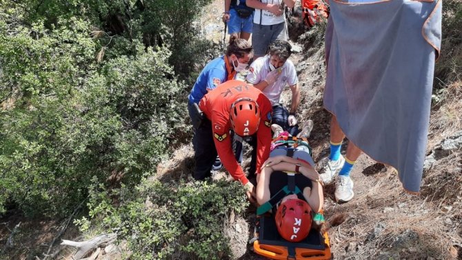 Kayalıklardan düşen Ukraynalı kadın 4 saatte kurtarıldı