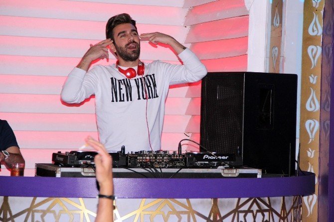 Kemal Doğulu Kırık Ayakla Sahne Aldı