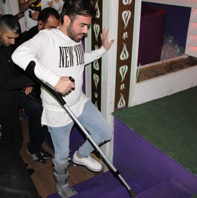 Kemal Doğulu Kırık Ayakla Sahne Aldı