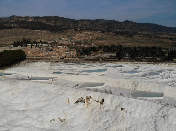 Kısıtlamadan muaf olan turistler Pamukkale’ye doyamadı