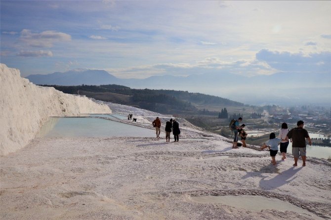Kısıtlamadan muaf olan turistler Pamukkale’ye doyamadı