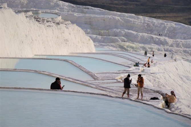 Kısıtlamadan muaf olan turistler Pamukkale’ye doyamadı