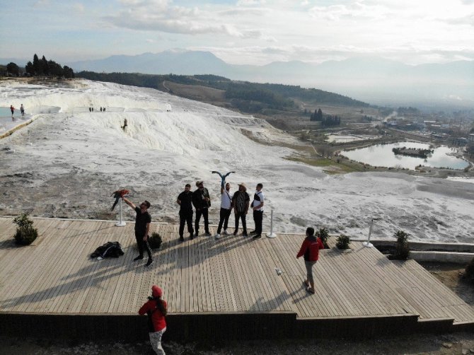 Kısıtlamadan muaf olan turistler Pamukkale’ye doyamadı