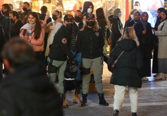Kızılay’da yılbaşı kutlamalarında güvenliği atlı ve köpekli polisler sağladı