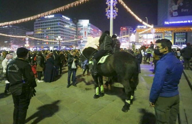 Kızılay’da yılbaşı kutlamalarında güvenliği atlı ve köpekli polisler sağladı