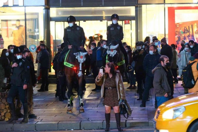 Kızılay’da yılbaşı kutlamalarında güvenliği atlı ve köpekli polisler sağladı