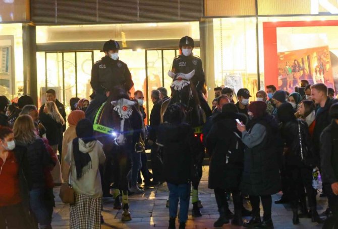 Kızılay’da yılbaşı kutlamalarında güvenliği atlı ve köpekli polisler sağladı