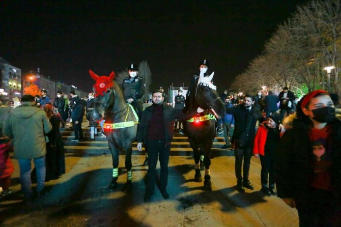 Kızılay’da yılbaşı kutlamalarında güvenliği atlı ve köpekli polisler sağladı