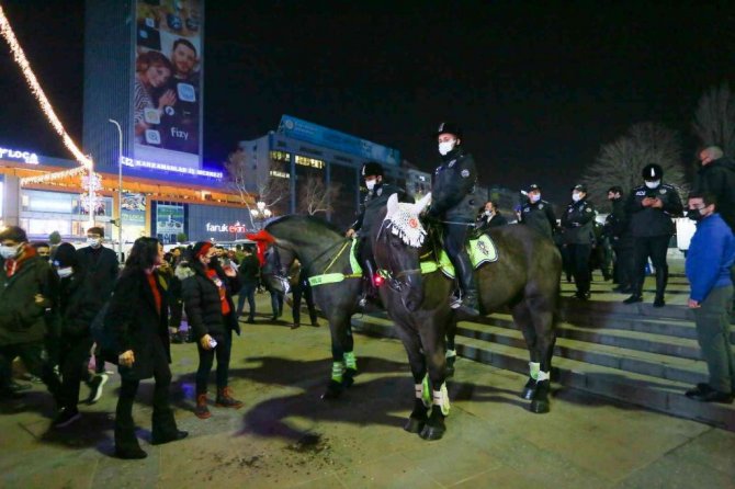 Kızılay’da yılbaşı kutlamalarında güvenliği atlı ve köpekli polisler sağladı