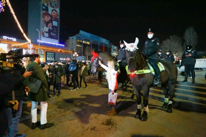 Kızılay’da yılbaşı kutlamalarında güvenliği atlı ve köpekli polisler sağladı