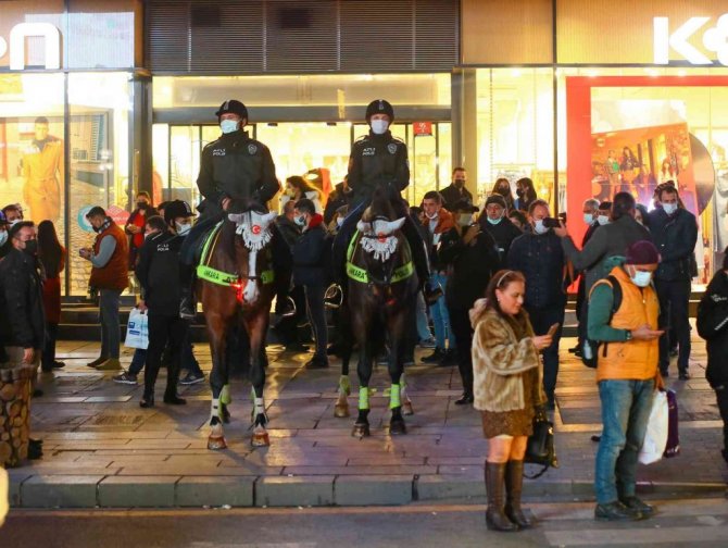 Kızılay’da yılbaşı kutlamalarında güvenliği atlı ve köpekli polisler sağladı