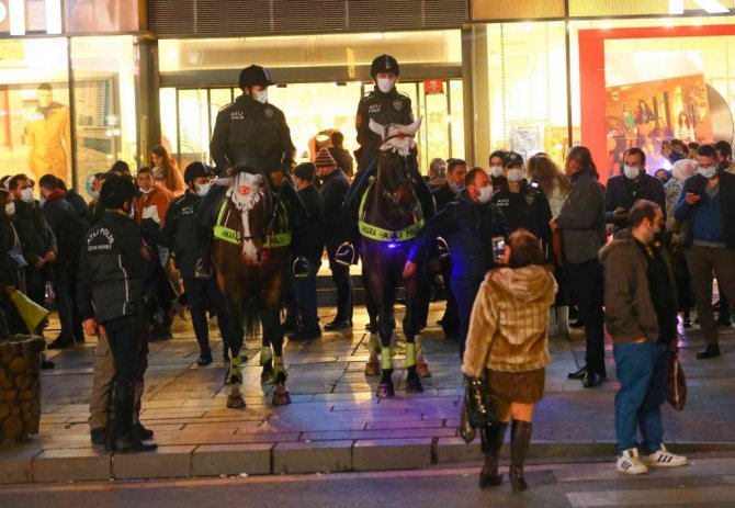 Kızılay’da yılbaşı kutlamalarında güvenliği atlı ve köpekli polisler sağladı