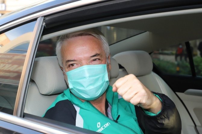 Koronayı yendi, sağlıkçılar için anıt yaptıracak