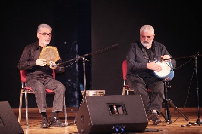 KÜÇÜKÇEKMECE’DE GERÇEKLEŞTİRİLEN KONSERDE SAHNE ALAN KABASAZ GRUBU DİNLEYİCİLERİ MÜZİKAL BİR YOLCULUĞA ÇIKARDI.