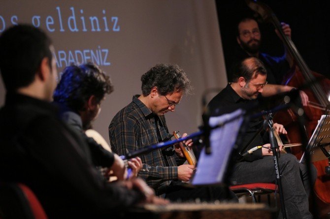 KÜÇÜKÇEKMECE’DE GERÇEKLEŞTİRİLEN KONSERDE SAHNE ALAN KABASAZ GRUBU DİNLEYİCİLERİ MÜZİKAL BİR YOLCULUĞA ÇIKARDI.