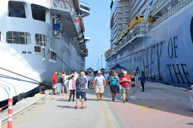 Kuşadası, Türkiye limanlarına gelen en büyük yolcu gemisi Odyssey of the Seas’i ağırladı