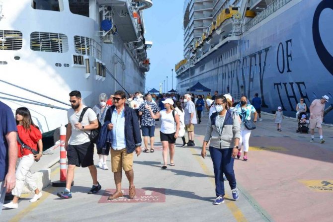 Kuşadası, Türkiye limanlarına gelen en büyük yolcu gemisi Odyssey of the Seas’i ağırladı