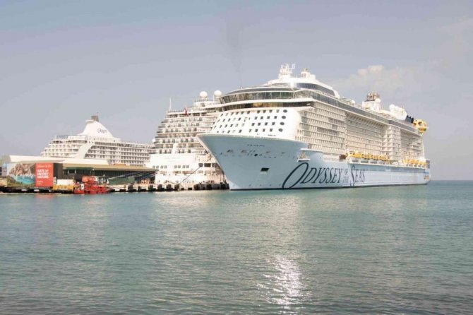 Kuşadası, Türkiye limanlarına gelen en büyük yolcu gemisi Odyssey of the Seas’i ağırladı