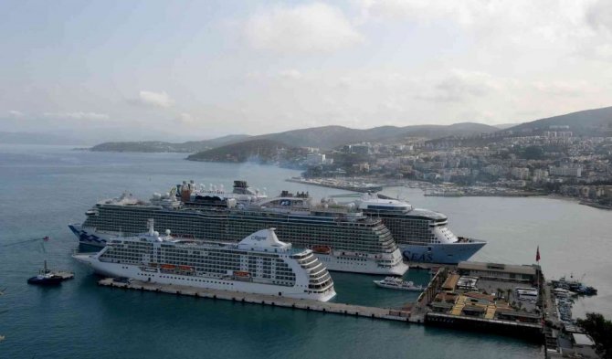 Kuşadası, Türkiye limanlarına gelen en büyük yolcu gemisi Odyssey of the Seas’i ağırladı