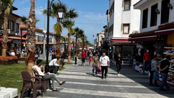 Kuşadası, Türkiye limanlarına gelen en büyük yolcu gemisi Odyssey of the Seas’i ağırladı