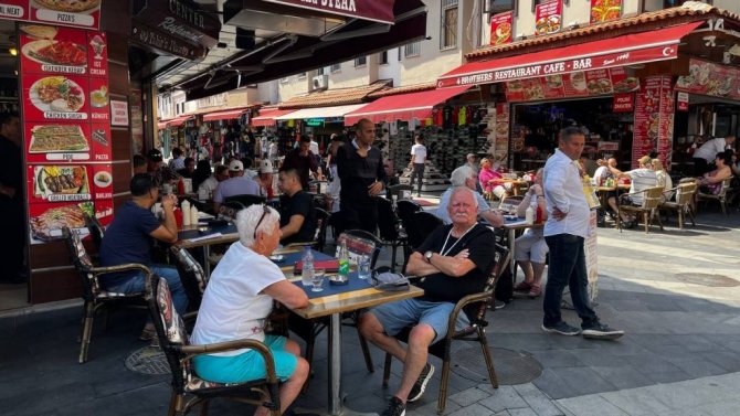 Kuşadası, Türkiye limanlarına gelen en büyük yolcu gemisi Odyssey of the Seas’i ağırladı