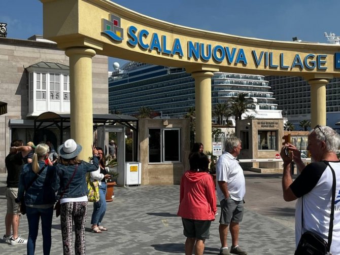 Kuşadası, Türkiye limanlarına gelen en büyük yolcu gemisi Odyssey of the Seas’i ağırladı