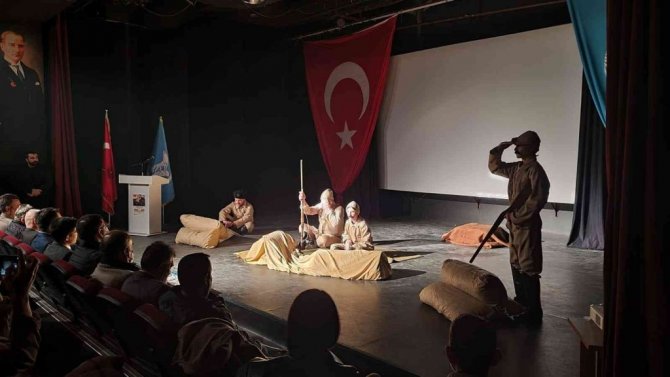 Kuşadası Ülkü Ocakları’ndan tiyatro gösterisi