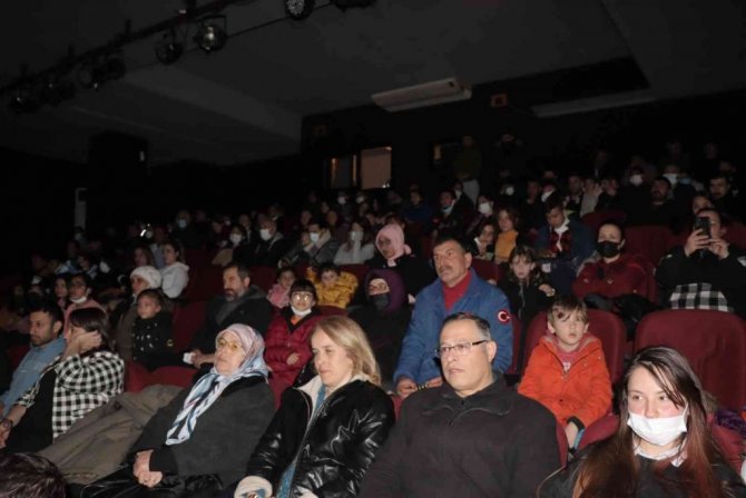 Kuşadası Ülkü Ocakları’ndan tiyatro gösterisi