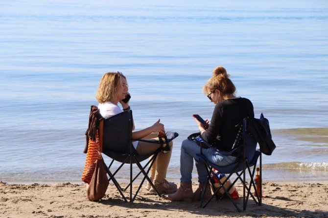 Kuşadası’nda güneşi gören plaja koştu