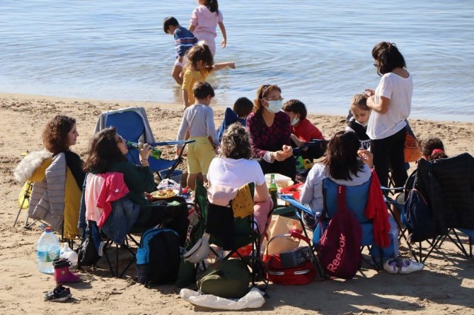 Kuşadası’nda güneşi gören plaja koştu