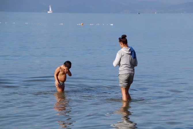 Kuşadası’nda güneşi gören plaja koştu