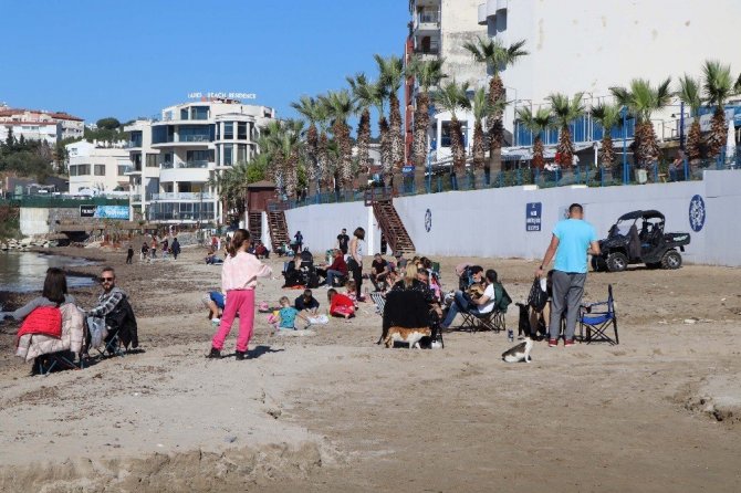 Kuşadası’nda güneşi gören plaja koştu