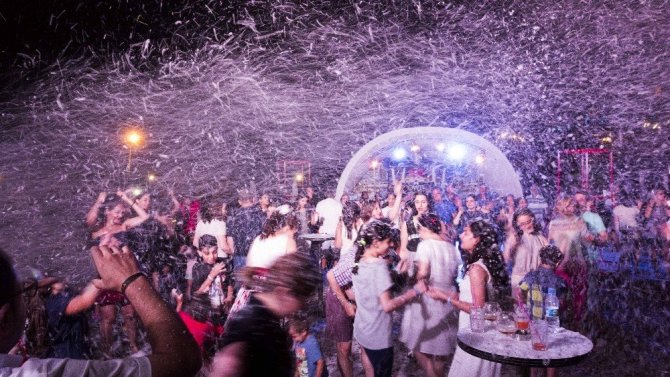 Kuşadası’nda tatil yapan İranlı turistler eğlencede sınır tanımadı