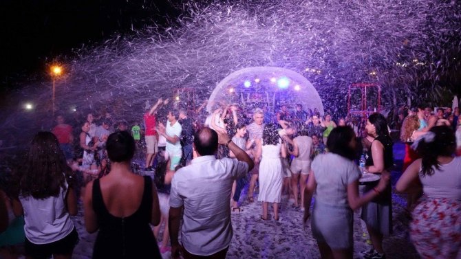 Kuşadası’nda tatil yapan İranlı turistler eğlencede sınır tanımadı