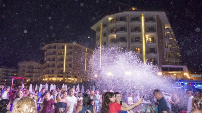 Kuşadası’nda tatil yapan İranlı turistler eğlencede sınır tanımadı
