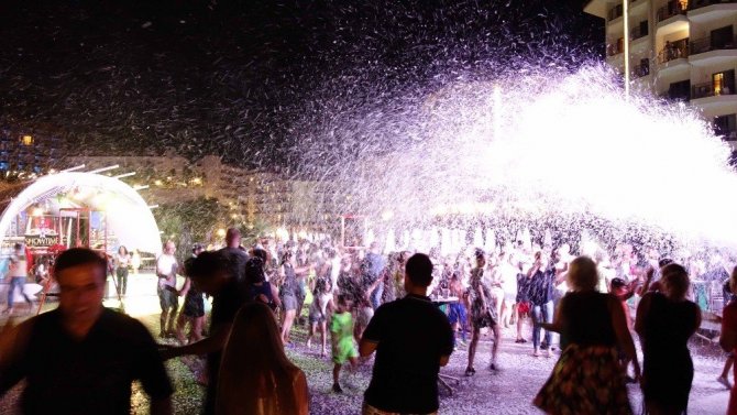 Kuşadası’nda tatil yapan İranlı turistler eğlencede sınır tanımadı