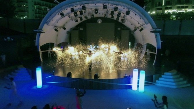 Kuşadası’nda tatil yapan İranlı turistler eğlencede sınır tanımadı