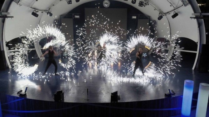 Kuşadası’nda tatil yapan İranlı turistler eğlencede sınır tanımadı