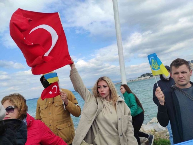 Kuşadası’nda Ukraynalılar, Rusya’yı protesto etti