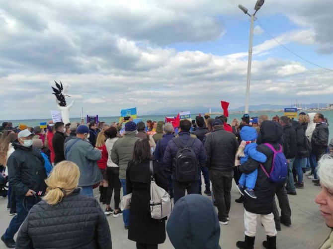 Kuşadası’nda Ukraynalılar, Rusya’yı protesto etti