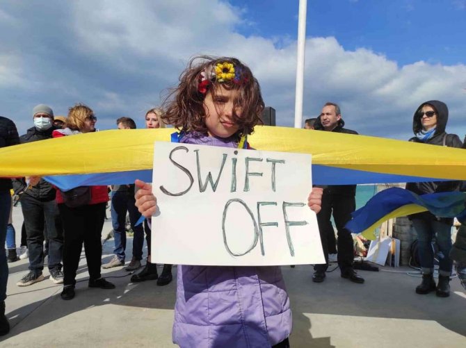 Kuşadası’nda Ukraynalılar, Rusya’yı protesto etti