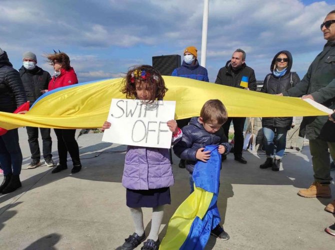 Kuşadası’nda Ukraynalılar, Rusya’yı protesto etti