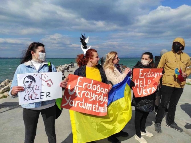 Kuşadası’nda Ukraynalılar, Rusya’yı protesto etti