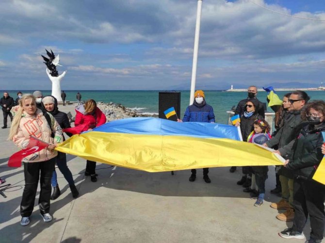Kuşadası’nda Ukraynalılar, Rusya’yı protesto etti