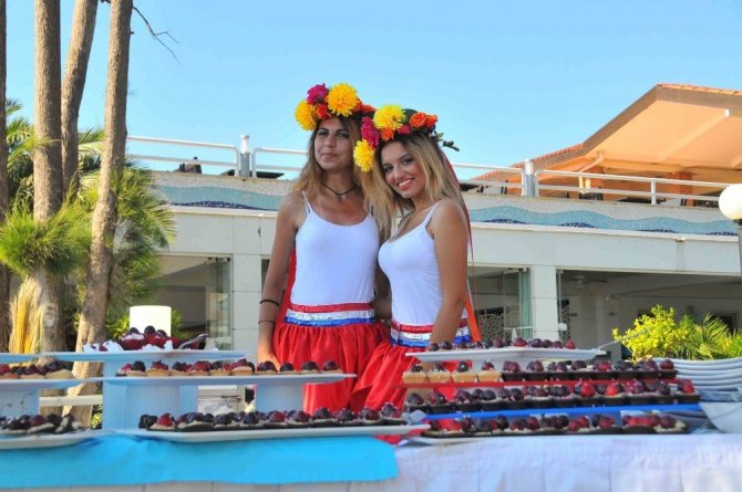 Kuşadası’nda yetişen meyveler festivallerle turistlere tanıtılıyor