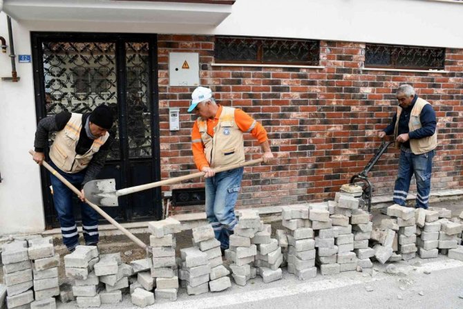 Kuşadası’nda yol bakım seferberliği