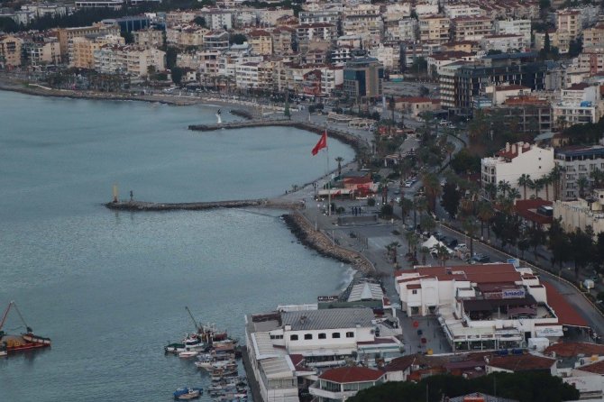 Kuşadası’ndan yeni yılın ilk günü izolasyonlu tatil manzaraları