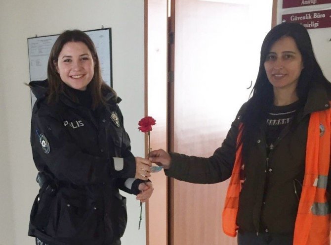 Kuyucak’ta Kadınlar Günü karanfillerle kutlandı