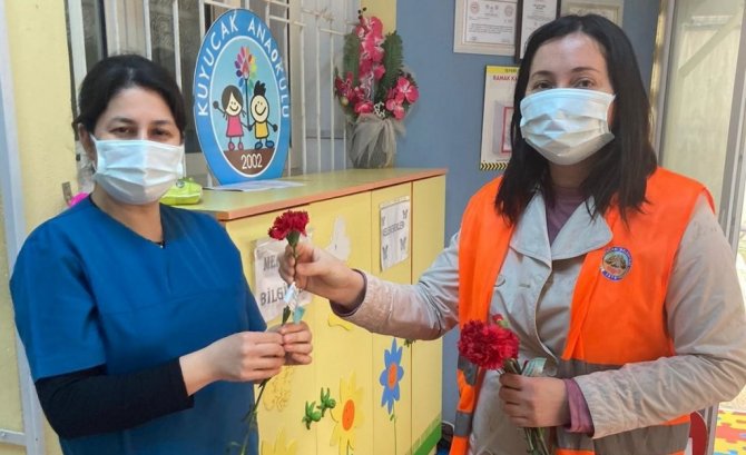 Kuyucak’ta Kadınlar Günü karanfillerle kutlandı