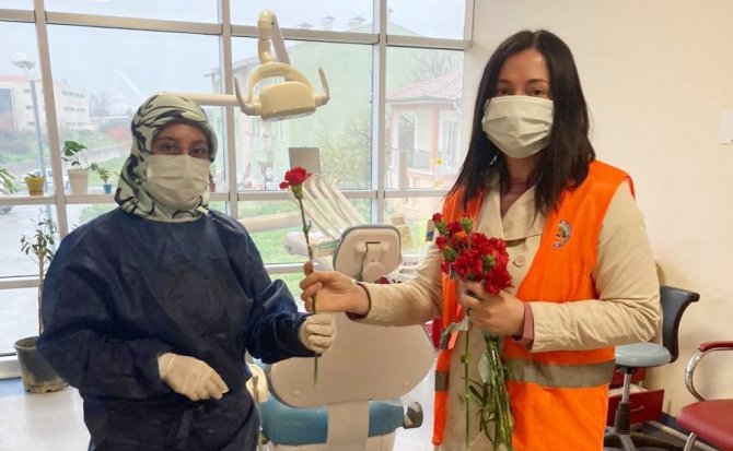 Kuyucak’ta Kadınlar Günü karanfillerle kutlandı